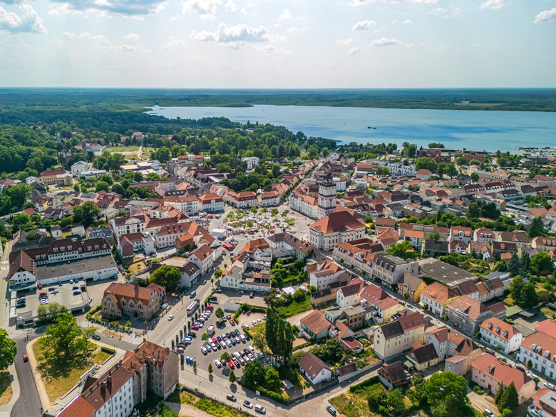 Luftaufnahme von Neustrelitz mit Marktplatz und Zierker See